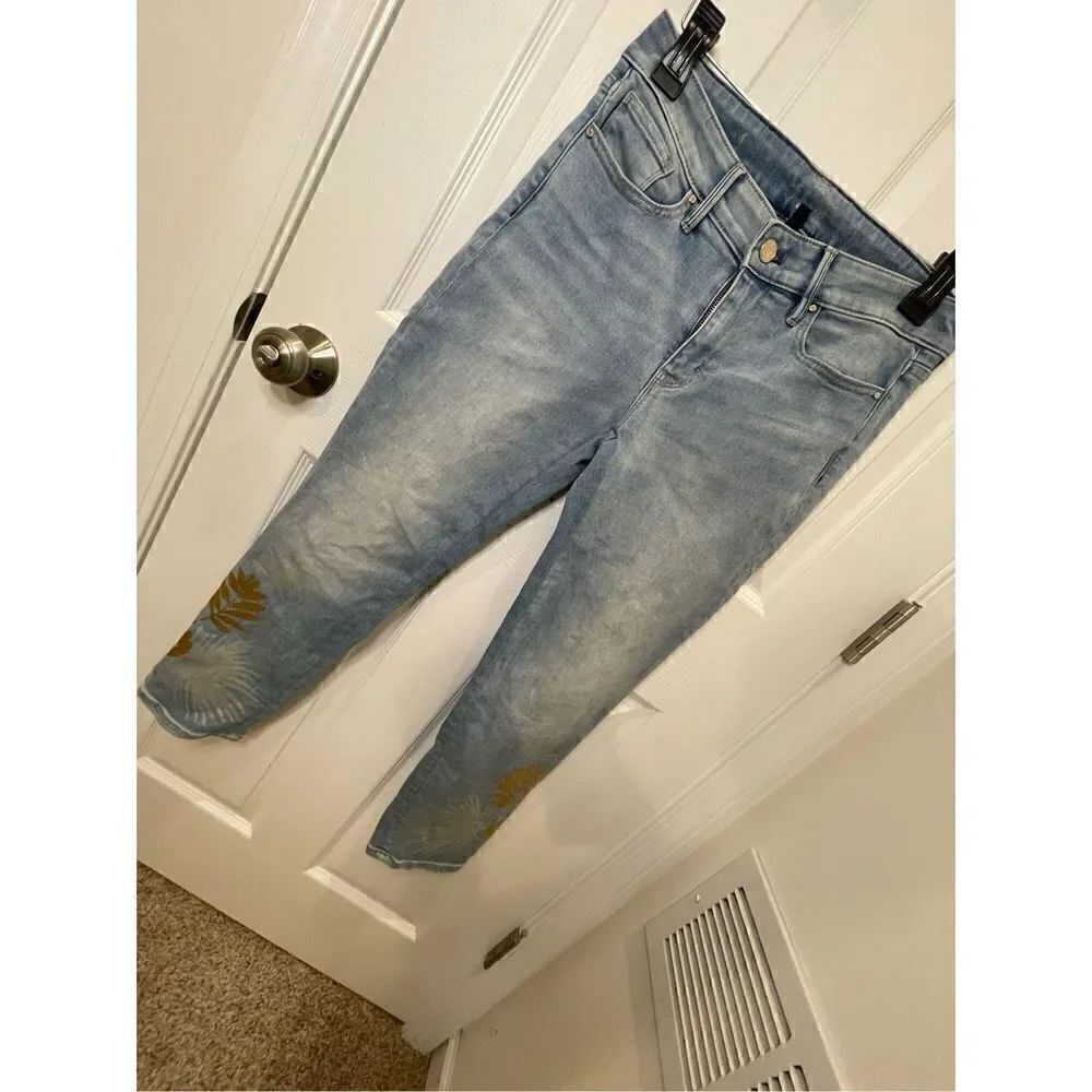 White House Black Market size 4 women’s crop slim jeans